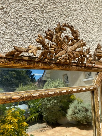 Grande specchio a frontone in legno dorato con perle di vetro, stile Luigi XVI, XIXᵉ secolo - 90x150 cm