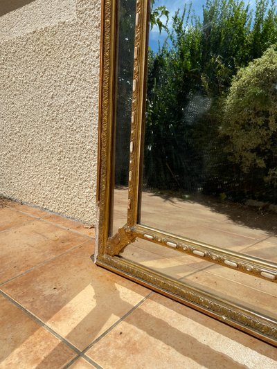 Grande specchio a frontone in legno dorato con perle di vetro, stile Luigi XVI, XIXᵉ secolo - 90x150 cm