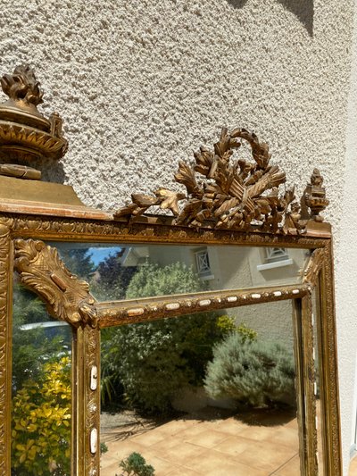 Grande specchio a frontone in legno dorato con perle di vetro, stile Luigi XVI, XIXᵉ secolo - 90x150 cm