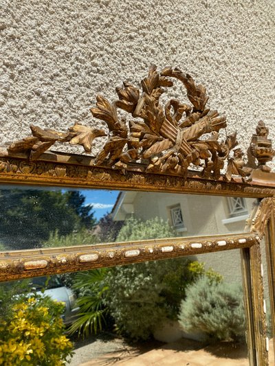 Grande specchio a frontone in legno dorato con perle di vetro, stile Luigi XVI, XIXᵉ secolo - 90x150 cm