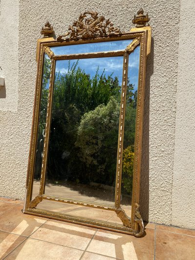 Grande specchio a frontone in legno dorato con perle di vetro, stile Luigi XVI, XIXᵉ secolo - 90x150 cm