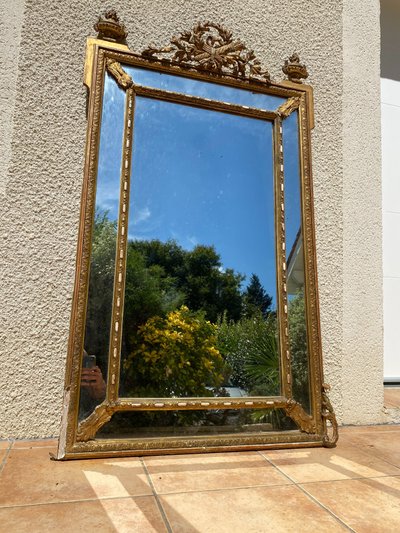 Grande specchio a frontone in legno dorato con perle di vetro, stile Luigi XVI, XIXᵉ secolo - 90x150 cm