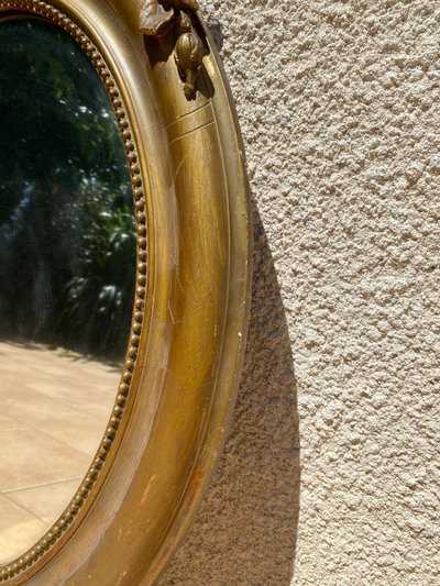 Miroir ovale à fronton fleuri en bois doré sculpté, époque Napoléon III – XIXᵉ siècle - 65x96 cm