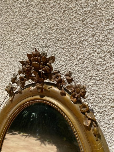 Miroir ovale à fronton fleuri en bois doré sculpté, époque Napoléon III – XIXᵉ siècle - 65x96 cm