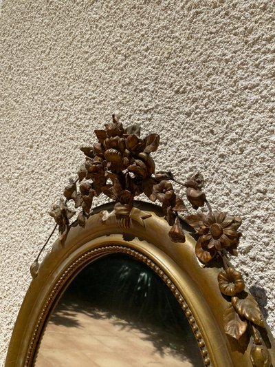 Miroir ovale à fronton fleuri en bois doré sculpté, époque Napoléon III – XIXᵉ siècle - 65x96 cm