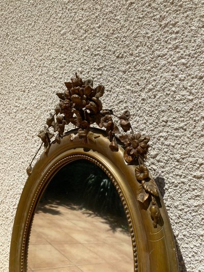 Miroir ovale à fronton fleuri en bois doré sculpté, époque Napoléon III – XIXᵉ siècle - 65x96 cm