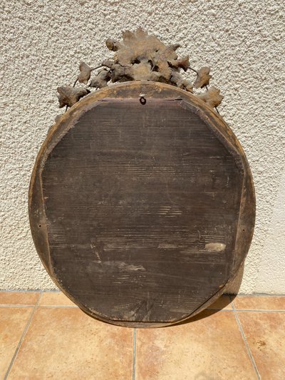 Miroir ovale à fronton fleuri en bois doré sculpté, époque Napoléon III – XIXᵉ siècle - 65x96 cm