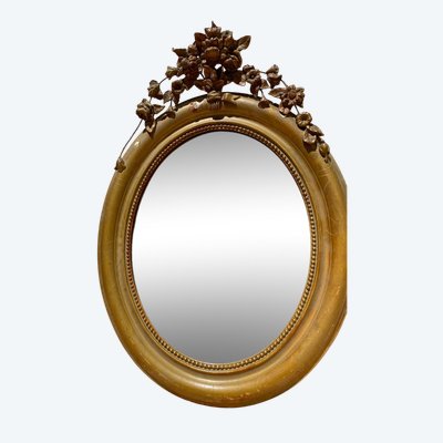 Miroir ovale à fronton fleuri en bois doré sculpté, époque Napoléon III – XIXᵉ siècle - 65x96 cm
