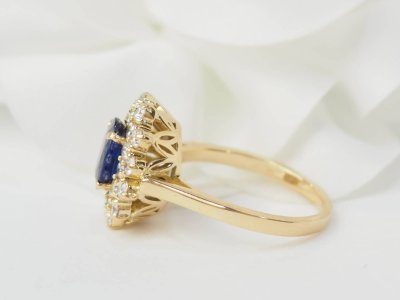 Bague double entourage en or jaune, saphir et diamants