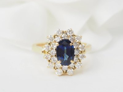 Bague double entourage en or jaune, saphir et diamants