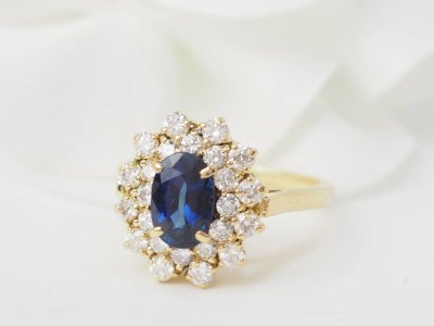 Bague double entourage en or jaune, saphir et diamants