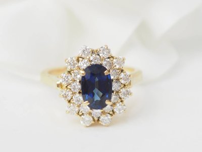 Bague double entourage en or jaune, saphir et diamants