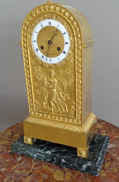 Neoklassizistischer Präsentationssockel für eine Empire-Pendeluhr aus meergrünem Marmor 23,5cm x 12cm