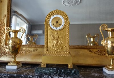 Neoklassizistischer Präsentationssockel für eine Empire-Pendeluhr aus meergrünem Marmor 23,5cm x 12cm