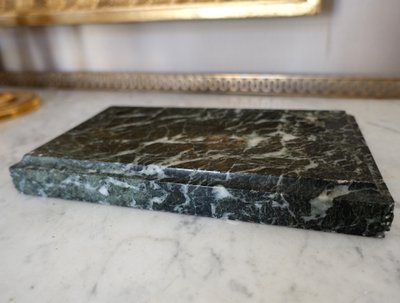 Neoklassizistischer Präsentationssockel für eine Empire-Pendeluhr aus meergrünem Marmor 23,5cm x 12cm
