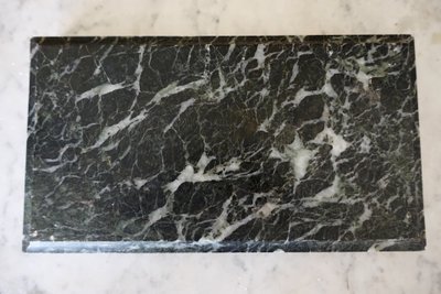 Neoklassizistischer Präsentationssockel für eine Empire-Pendeluhr aus meergrünem Marmor 23,5cm x 12cm