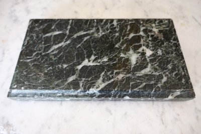 Neoklassizistischer Präsentationssockel für eine Empire-Pendeluhr aus meergrünem Marmor 23,5cm x 12cm