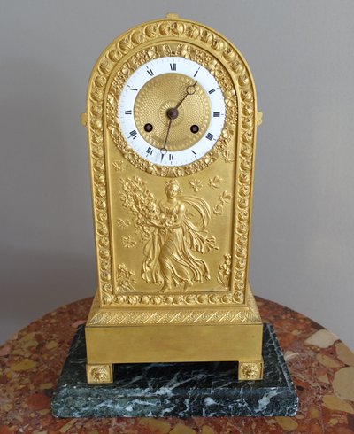 Neoklassizistischer Präsentationssockel für eine Empire-Pendeluhr aus meergrünem Marmor 23,5cm x 12cm