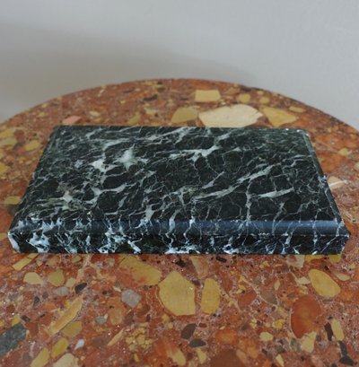 Neoklassizistischer Präsentationssockel für eine Empire-Pendeluhr aus meergrünem Marmor 23,5cm x 12cm