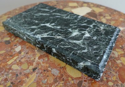 Neoklassizistischer Präsentationssockel für eine Empire-Pendeluhr aus meergrünem Marmor 23,5cm x 12cm
