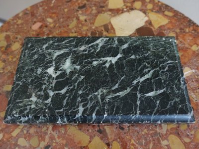 Neoklassizistischer Präsentationssockel für eine Empire-Pendeluhr aus meergrünem Marmor 23,5cm x 12cm