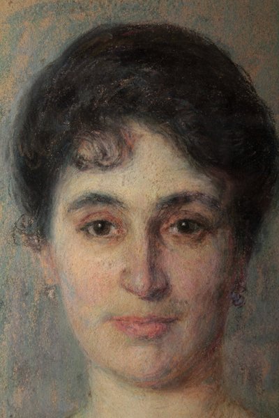 Pastel portrait of a woman signed André Davids born 1870