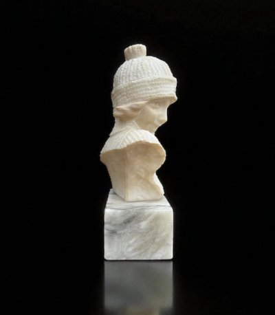 SCULTURA IN ALABASTRO FIRMATA "E. GUERRIERI" DONNA CON CUFFIA ANNI '30