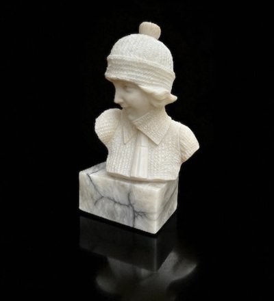 SCULTURA IN ALABASTRO FIRMATA "E. GUERRIERI" DONNA CON CUFFIA ANNI '30