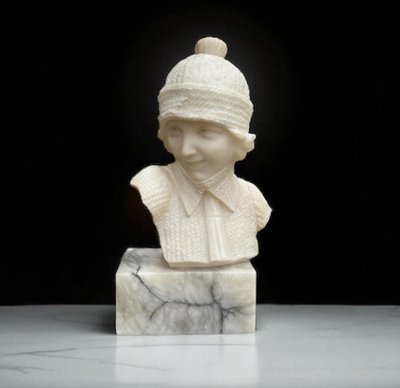 SCULTURA IN ALABASTRO FIRMATA "E. GUERRIERI" DONNA CON CUFFIA ANNI '30