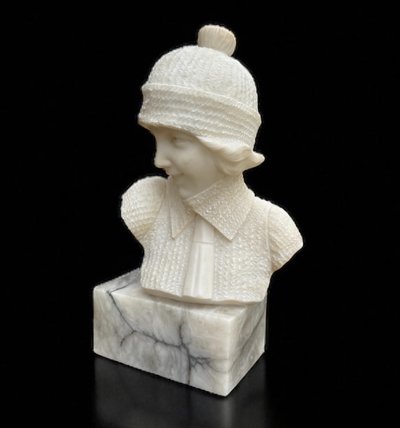 SCULTURA IN ALABASTRO FIRMATA "E. GUERRIERI" DONNA CON CUFFIA ANNI '30