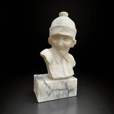 SCULTURA IN ALABASTRO FIRMATA "E. GUERRIERI" DONNA CON CUFFIA ANNI '30