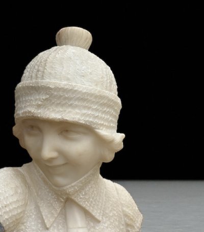 SCULTURA IN ALABASTRO FIRMATA "E. GUERRIERI" DONNA CON CUFFIA ANNI '30