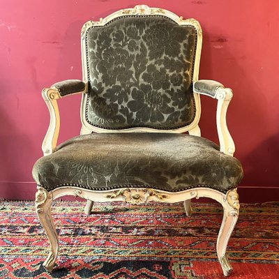 Large fauteuil sculpté, époque Louis XV