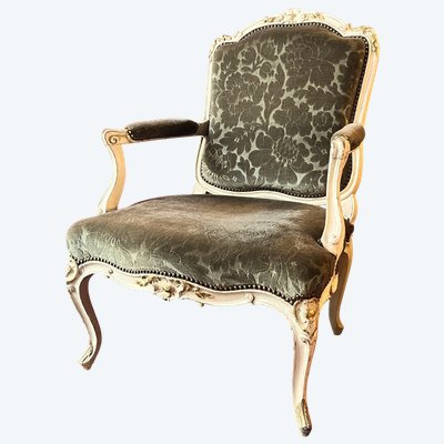 Large fauteuil sculpté, époque Louis XV