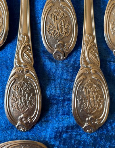 6 couverts de table et 6 couverts à entremets.