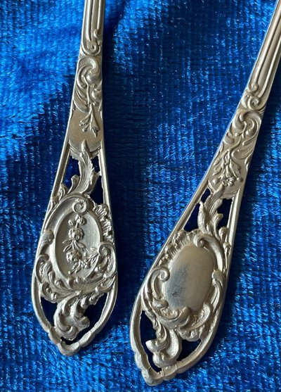 4 pièces de service à douceurs.