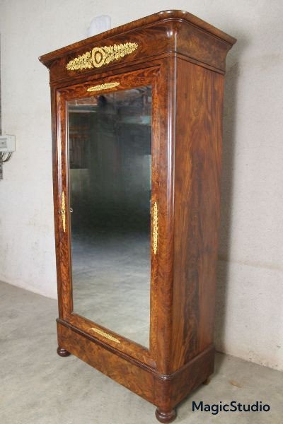 Armoire in mogano e bronzo con grande specchio e cassetto XIX secolo Periodo della Restaurazione