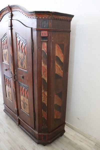Antiker Tiroler Kleiderschrank aus Kiefernholz, 1800er