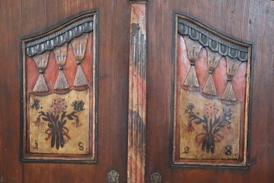 Antiker Tiroler Kleiderschrank aus Kiefernholz, 1800er