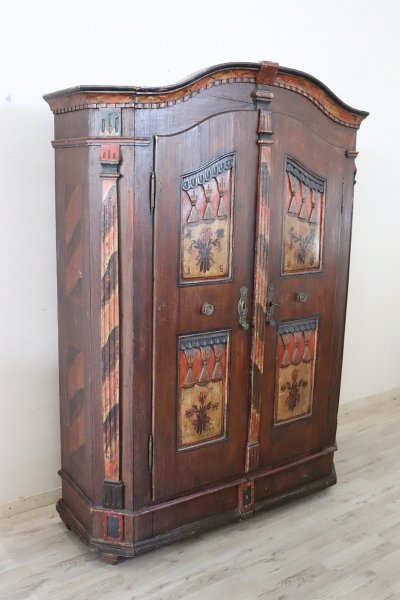 Antiker Tiroler Kleiderschrank aus Kiefernholz, 1800er