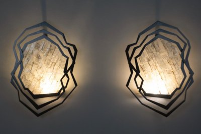 Paire d'appliques en métal brossé et cristal de roche. Contemporain.LS65333801H