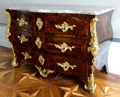 Reggenza - Cassettone d'epoca Luigi XV in legno di violetta attribuito a Jean-Charles Saunier