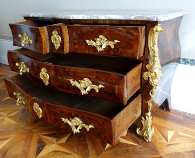 Reggenza - Cassettone d'epoca Luigi XV in legno di violetta attribuito a Jean-Charles Saunier