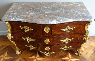 Reggenza - Cassettone d'epoca Luigi XV in legno di violetta attribuito a Jean-Charles Saunier