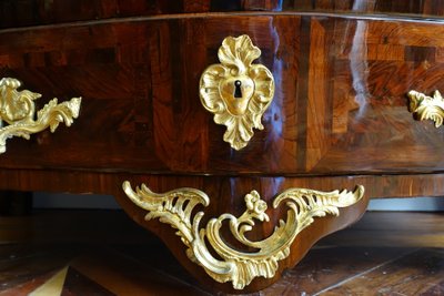 Reggenza - Cassettone d'epoca Luigi XV in legno di violetta attribuito a Jean-Charles Saunier