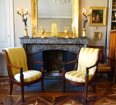 Ravrio: pair of Empire ormolu candlesticks variant Château de Fontainebleau
