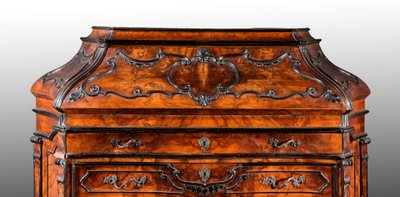  Chest of drawers veneered in walnut, in eighteenth-century Lombard style