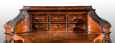 Chest of drawers veneered in walnut, in eighteenth-century Lombard style
