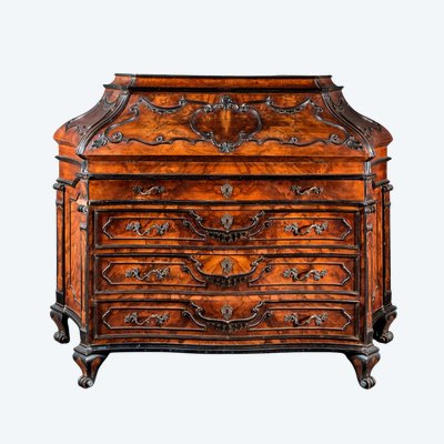  Chest of drawers veneered in walnut, in eighteenth-century Lombard style