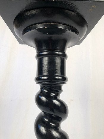 Colonne torse en bois laqué noir